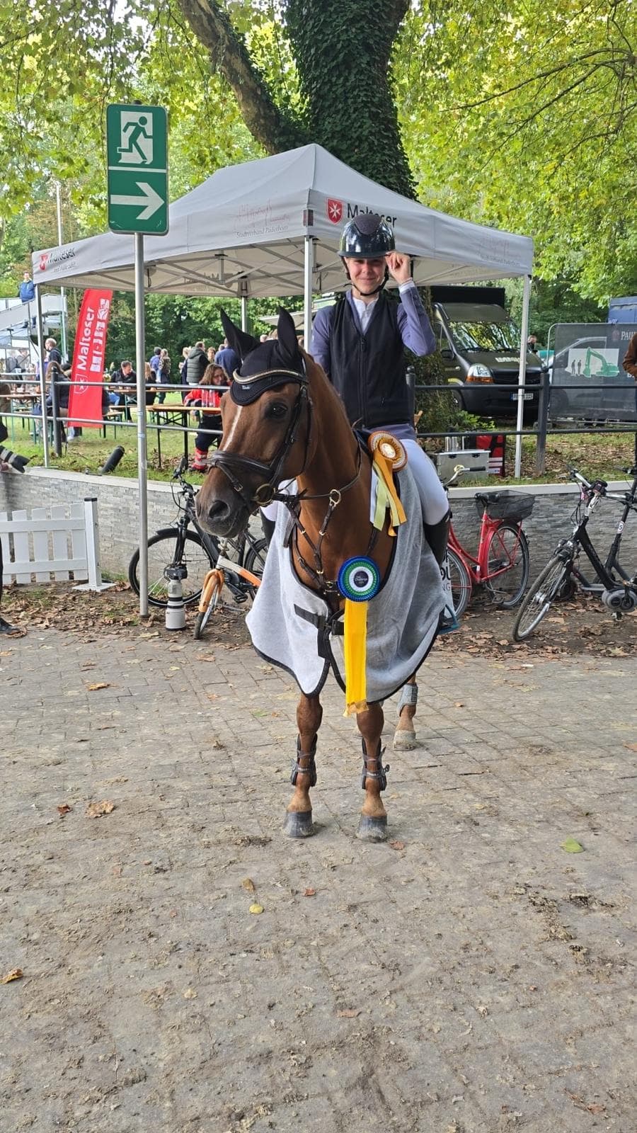 Leni Winkel mit Pony und Turnierschleife