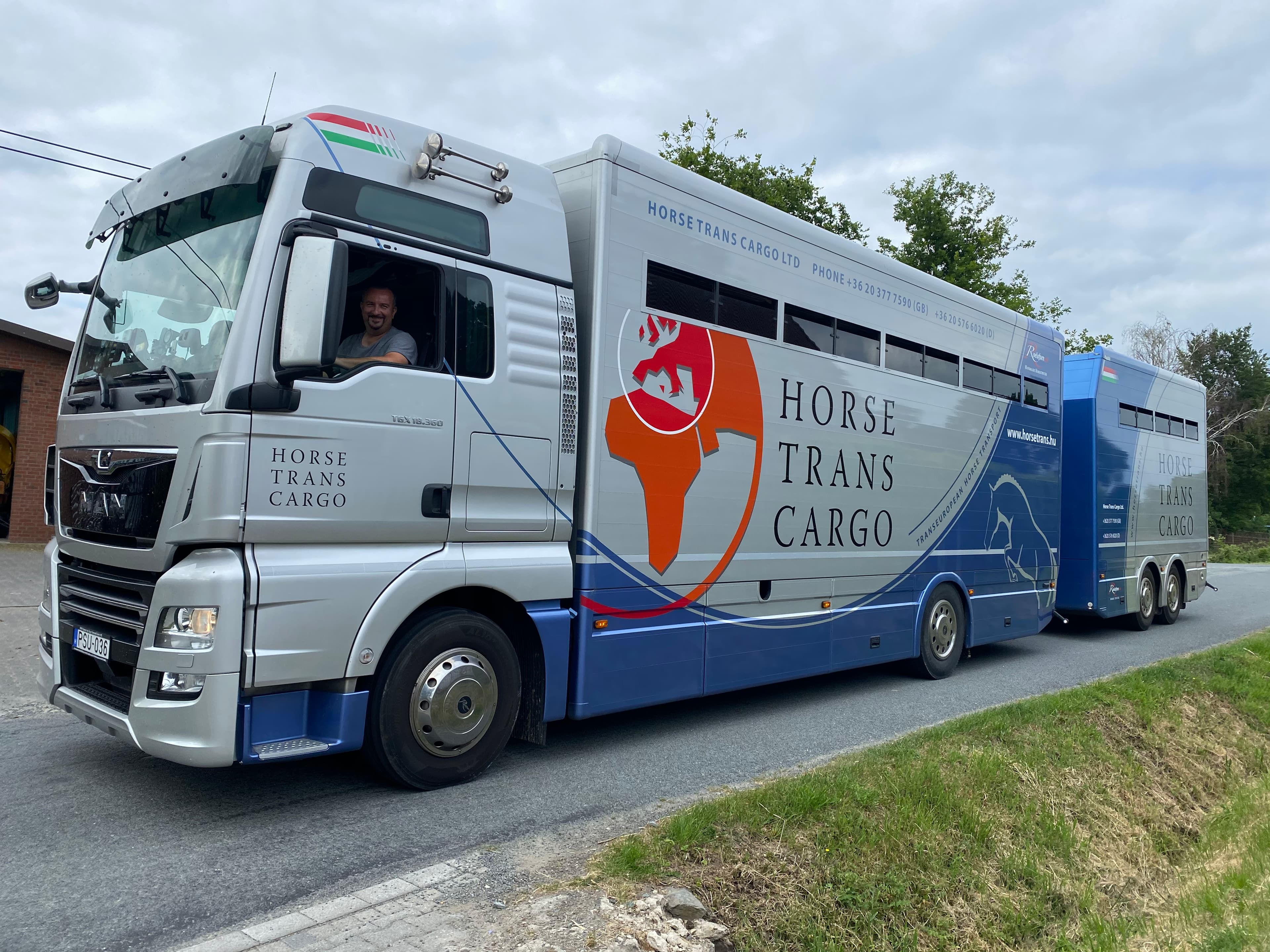 Pferdetransporter unterwegs auf der Landstraße
