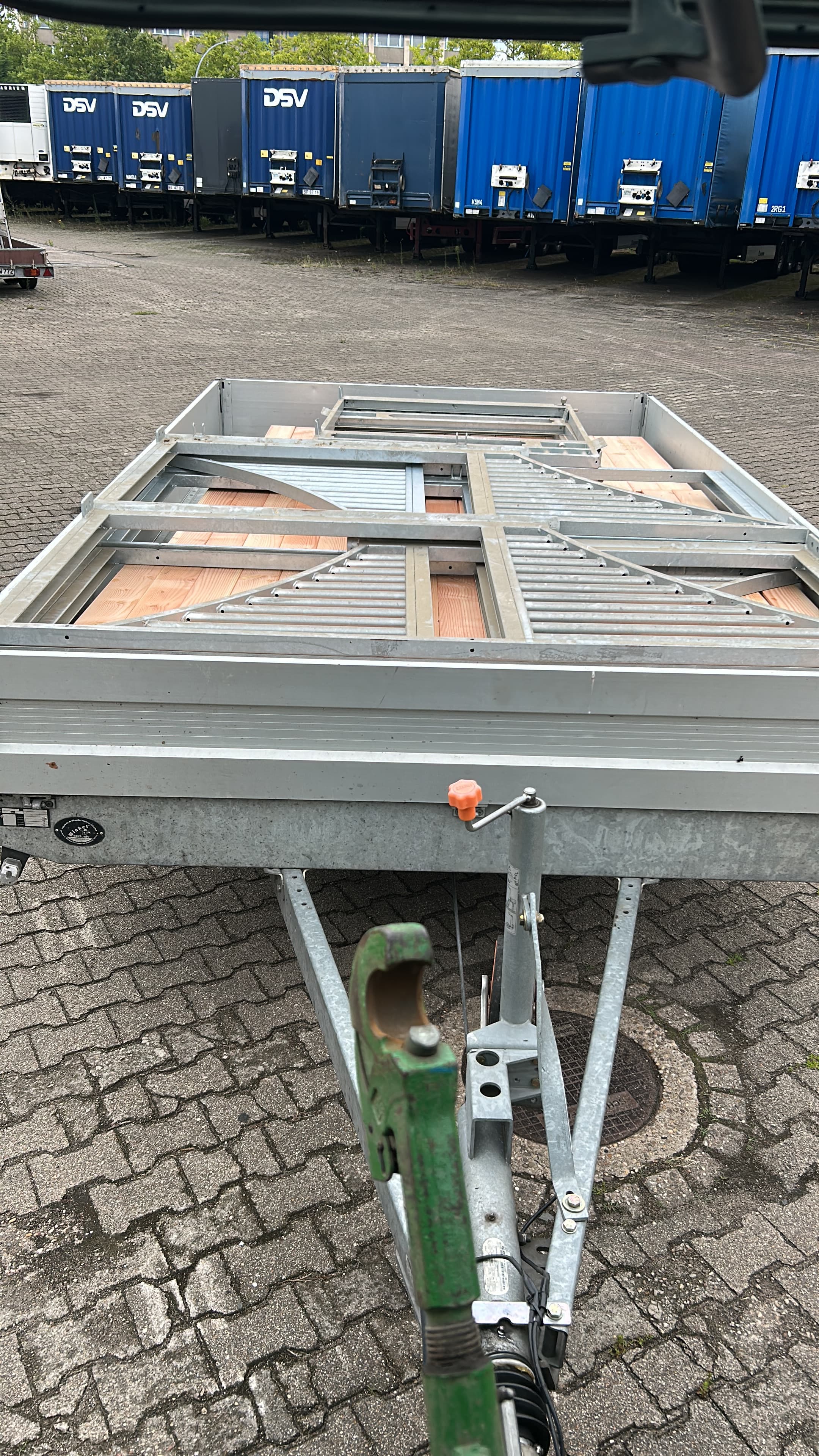 Frisch angelieferte Boxenelemente auf dem Anhänger