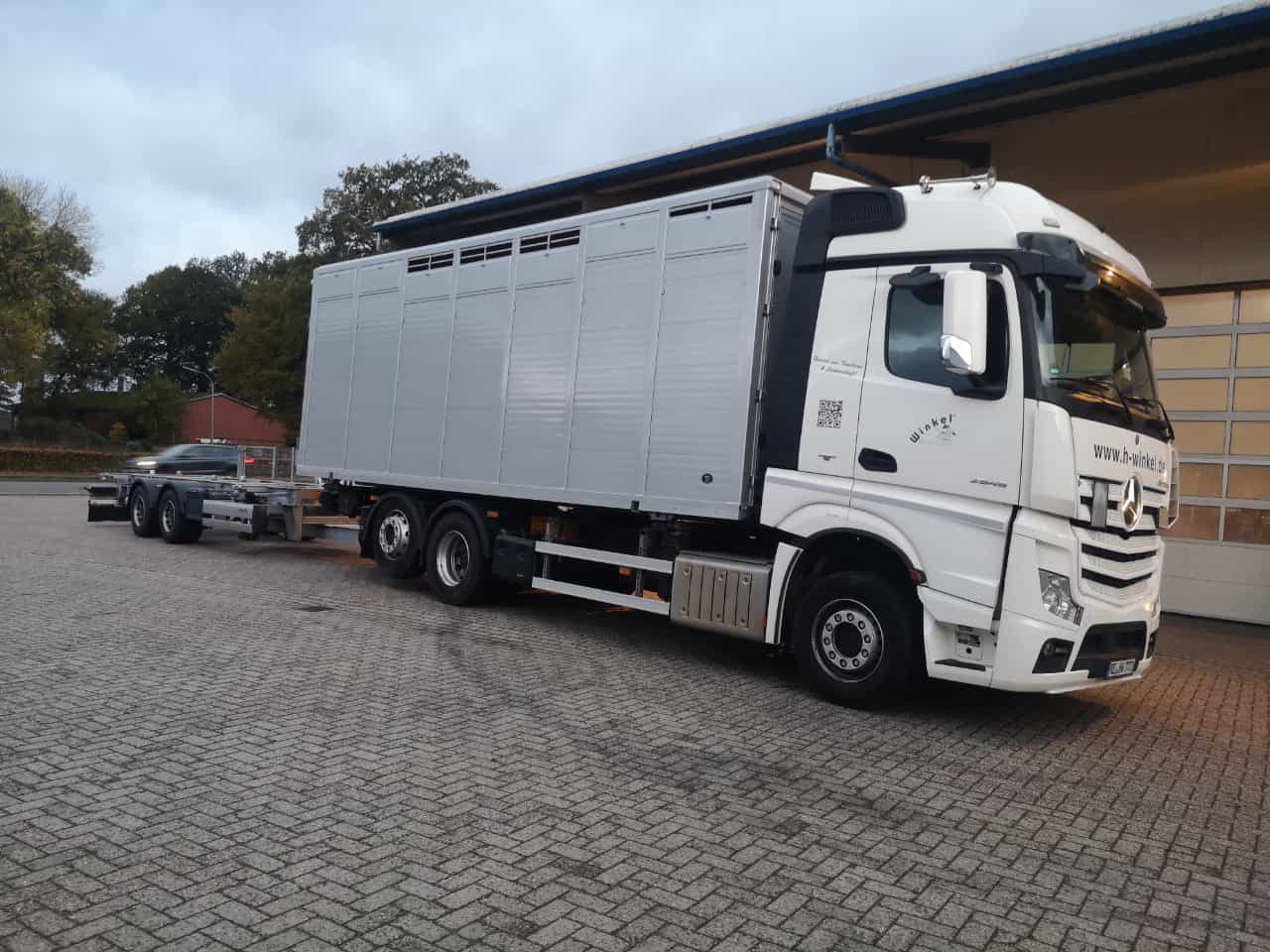 Winkel LKW mit Viehtransportaufbau
