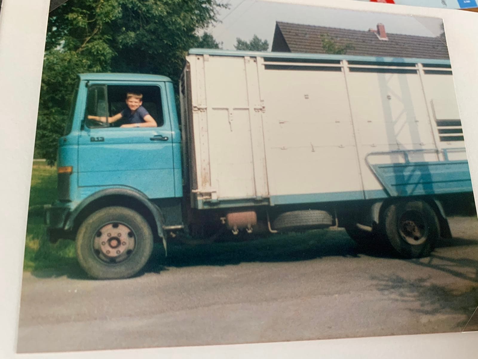 Der kleine Winkel als Kind am Steuer des familieneigenen Viehtransporters
